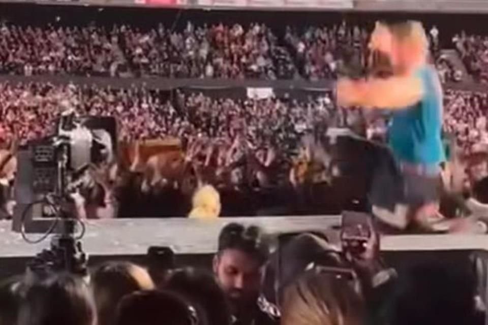 Martin se encontraba leyendo los carteles de los fans mientras caminaba hacia atrás durante un receso entre canciones.