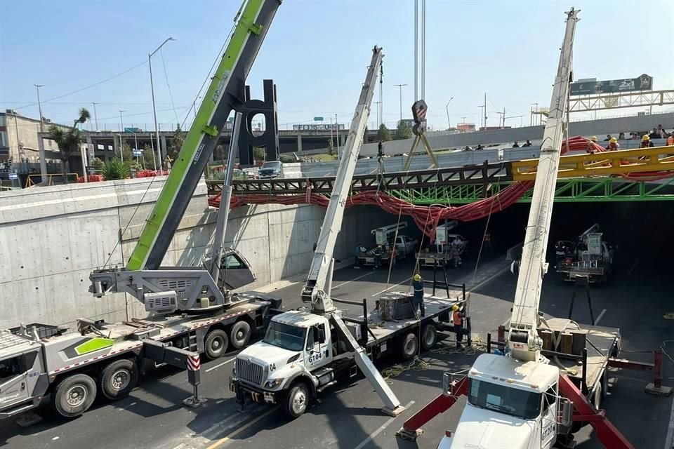 Los automovilistas que circulan desde García hacia Monterrey lo hacen por la lateral del puente en Leones y Puerta de Hierro sin complicaciones.