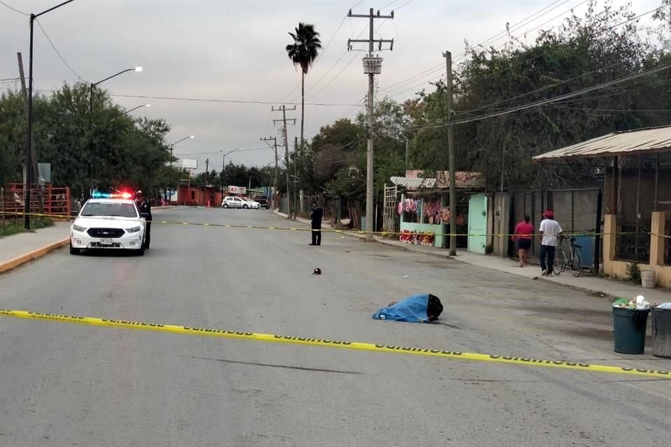 Al sitio fueron enviados paramédicos de Protección Civil y de la Cruz Roja, quienes mencionaron que ya nada pudieron hacer por salvar la vida del hombre.