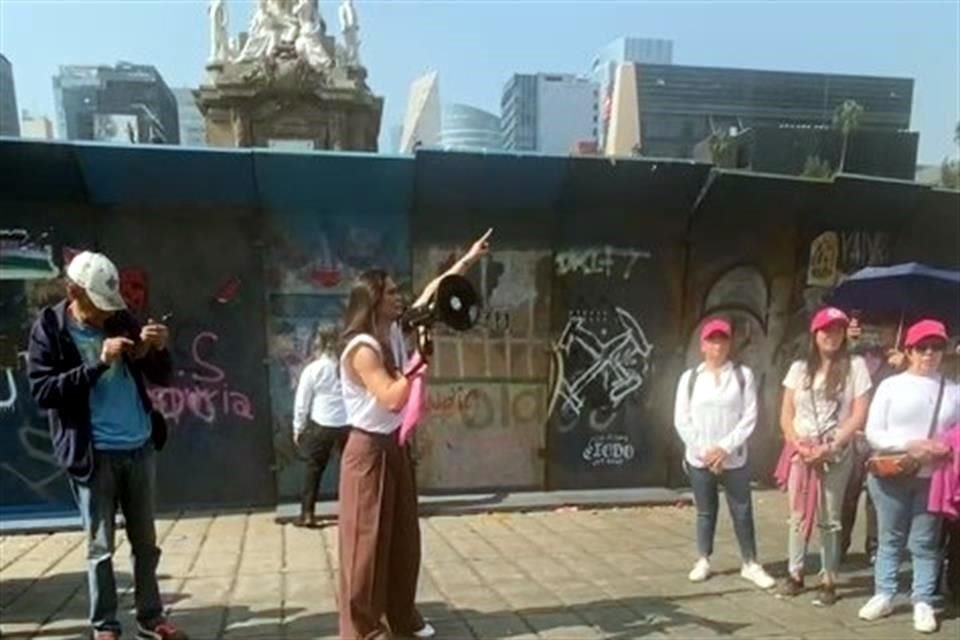 La jueza Reyna Rodríguez participó este domingo en una protesta contra la reforma judicial en el Ángel de la Independencia.