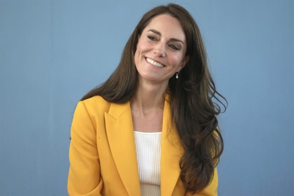 Kate Middleton se acercó a la fe en Dios tras su diagnóstico de cáncer, situación que incomoda a Guillermo, según biógrafo real.