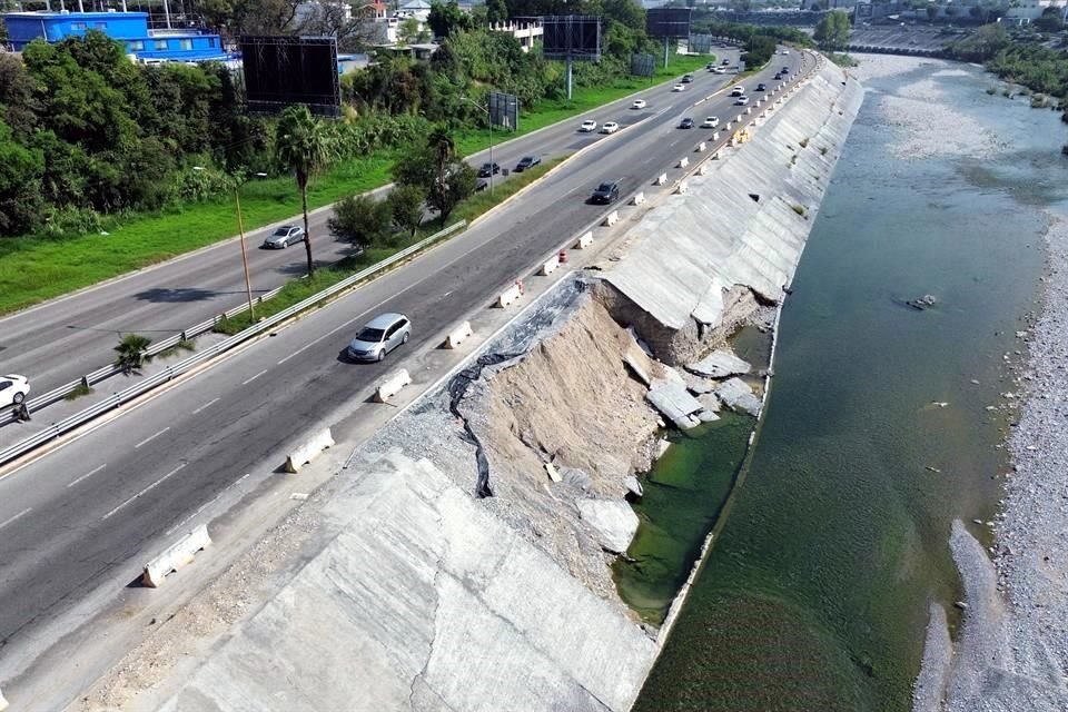 Un talud del Río Santa Catarina está en el olvido y con el riesgo de un deslave a los carriles exprés del Bulevar Miguel de la Madrid.