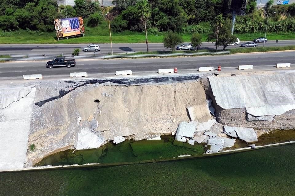 Un talud del Río Santa Catarina está en el olvido y con el riesgo de un deslave a los carriles exprés del Bulevar Miguel de la Madrid.