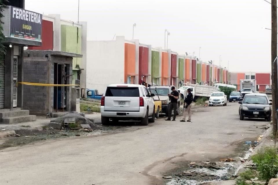 Agentes esperan la orden para catear los domicilios ubicados en los números 507-B y 414-A de la calle 15, en el Sector Olivo de la Colonia Palmiras Residencial.