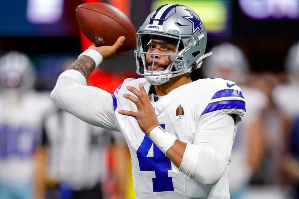 Tras lastimarse el tendón de la corva en Atlanta, Dak Prescott se someterá a una resonancia magnética para saber la magnitud de la lesión.