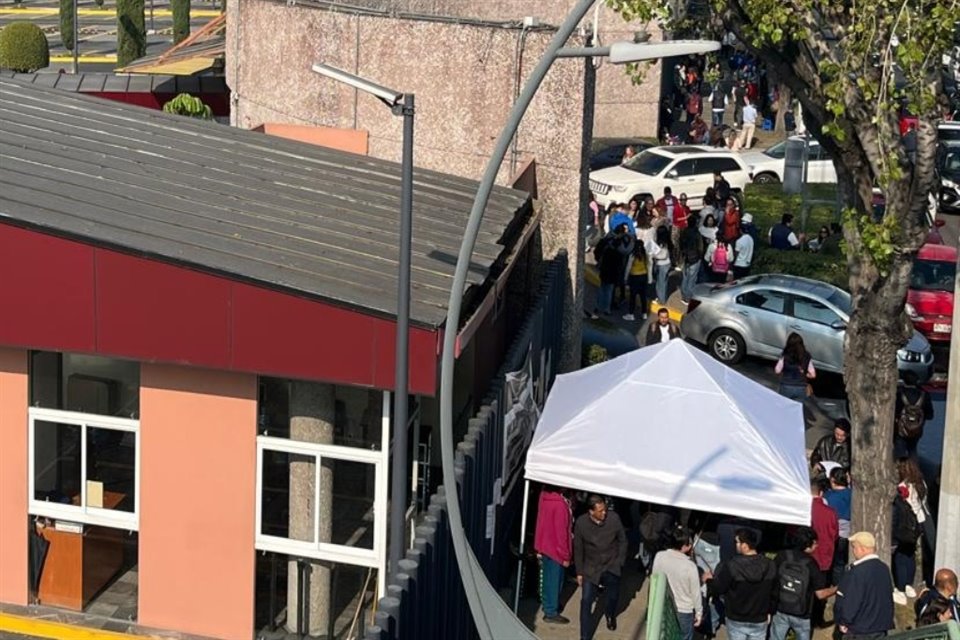 Empleados mantienen el paro en el Palacio de Justicia de San Lázaro.