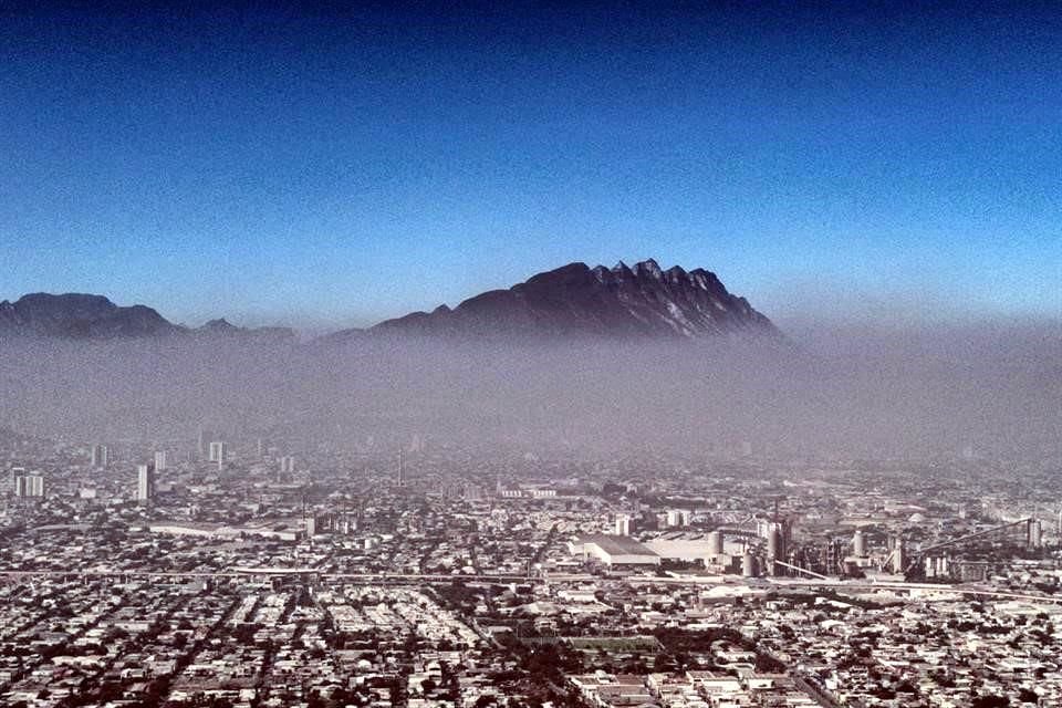 Una densa capa gris cubrió ayer a a zona metropolitana a una baja altura, por efecto de una inversión térmica previa a la entrada de un frente frío.