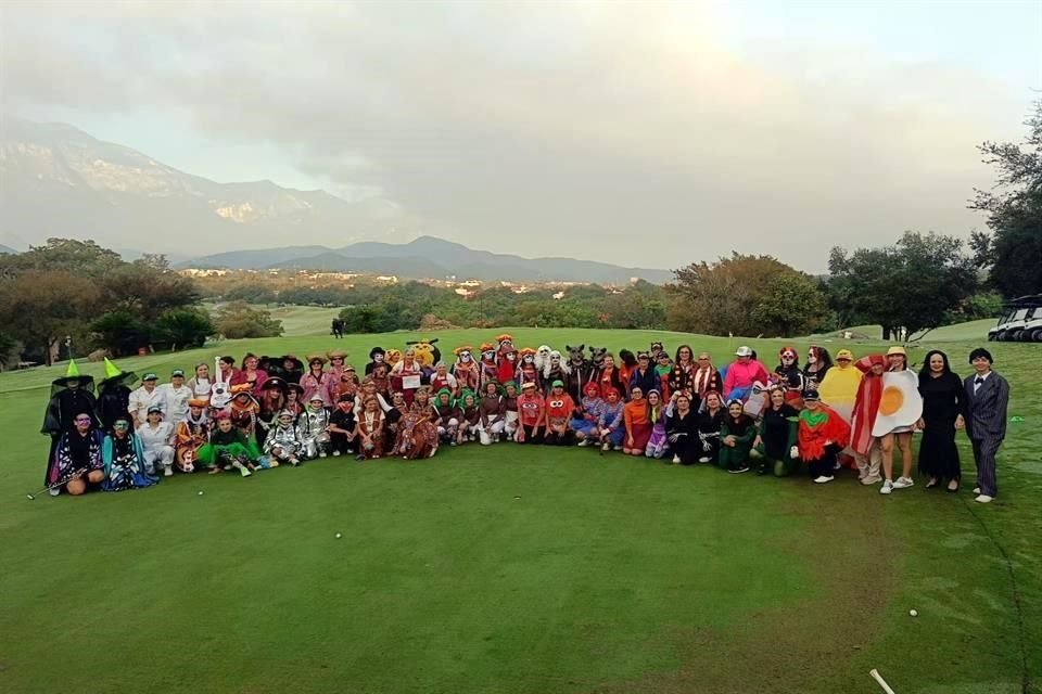 Grupo de damas participantes en el torneo de golf de Brujas del club Las Misiones