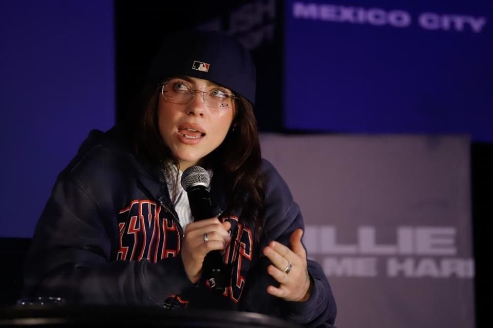 Mientras estaba dando un concierto en Atlanta, Billie Eilish se tomó una pausa para invitar a todos sus fans a que voten por Kamala Harris.