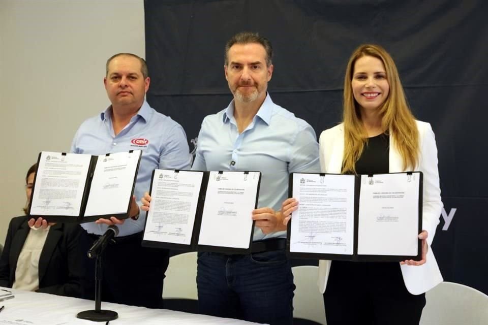 Los empresarios firmaron un convenio y ayuda con el DIF municipal para colaborar y apoyar los programas sociales del instituto.