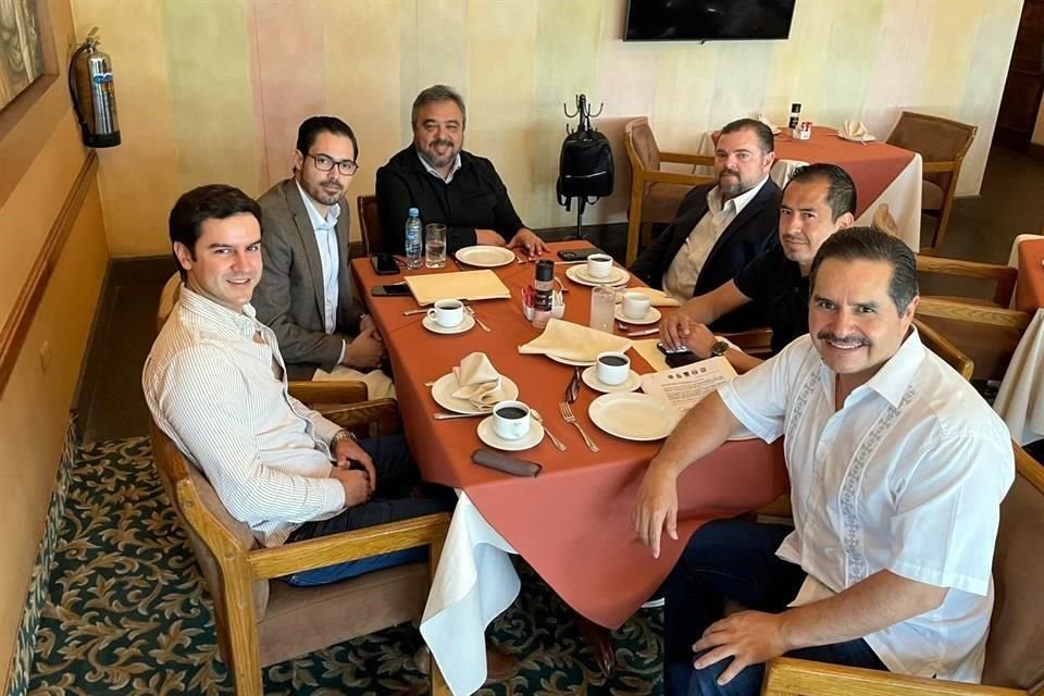 David de la Peña, Alcalde de Santiago; y Miguel Ángel Salazar, Alcalde de Montemorelos, se reunieron con los diputados Víctor Pérez y Juan Espinoza.