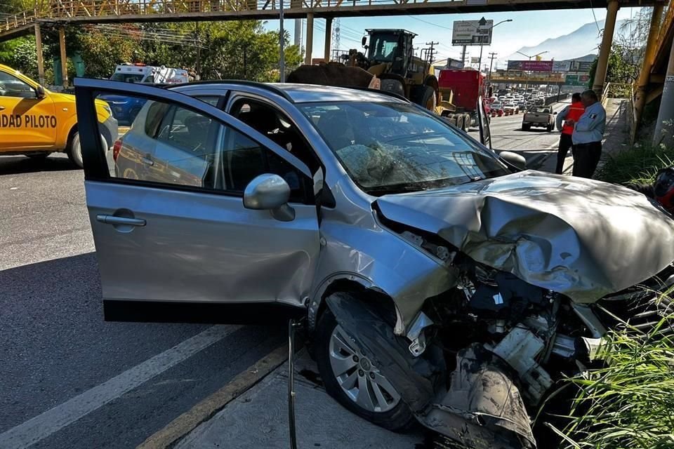 El percance, que generó trafico en ambos sentidos, se reportó a las 13:20 horas, en la Avenida Eugenio Garza Sada, a la altura del Parque Canoas.