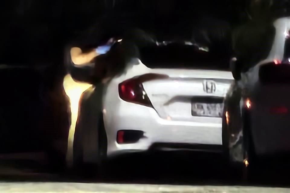 Los cuerpos quedaron dentro de un automóvil Honda Civic de color blanco.