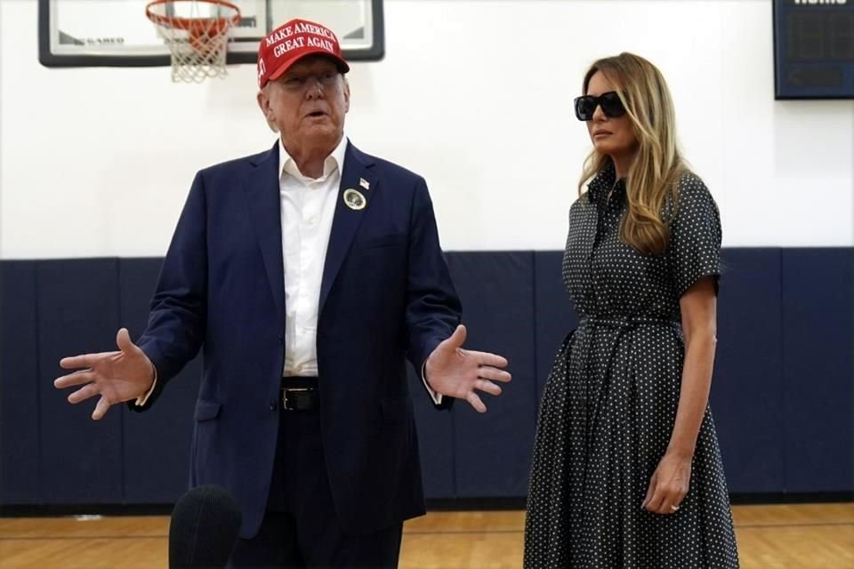 El ex Presidente Donald Trump votó en Palm Beach, Florida, junto con su esposa, Melania, y dijo que se siente 'muy confiado' de ganar.