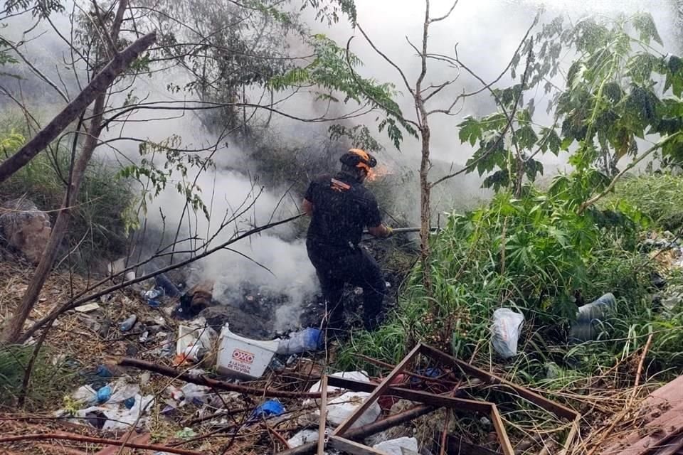 Los socorristas recibieron el reporte del fuego en la calle Cedros y Pinos, en la Colonia Nogales de la Sierra.