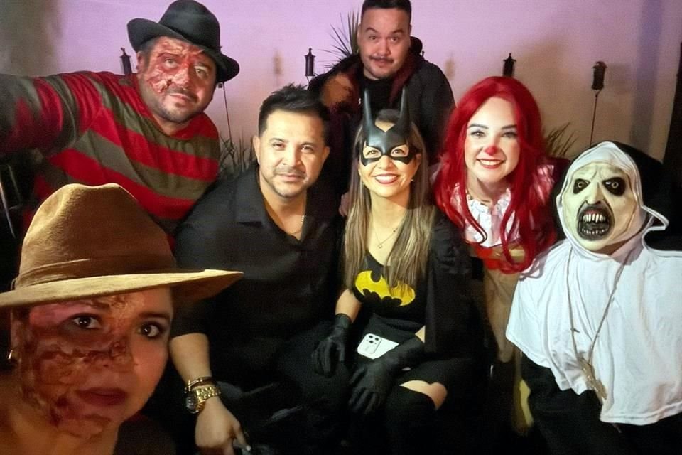 Liliana González , Moisés López , Rodrigo Santos , Rocio Oliva , Thalía Cavazos, Alex Díaz y la monja