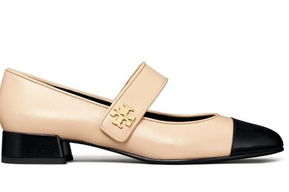 Coco Chanel marcó el paso a las zapatillas combinadas. Su contribución al outfit las convirtió en infaltables del guardarropa de una mujer de gusto clásico. De Tory Burch.