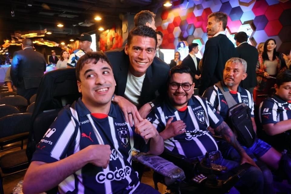 El defensa Héctor Moreno con el equipo de powerchair.