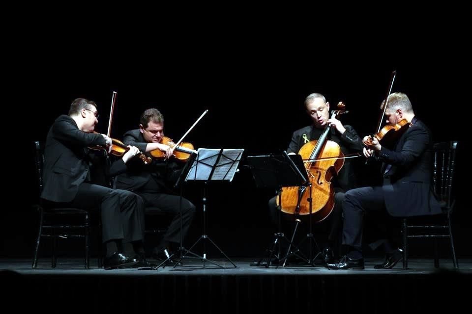 El ensamble de cuerdas Jerusalem Quartet, integrado por Alexander Pavlovsky, Sergei Bresler, Ori Kan y Kyril Zlotnikov se presentó esta noche en la Gran Sala del Teatro de la Ciudad.