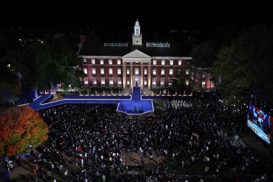 Al afirmar que faltan votos por contar, vocero de Kamala Harris informó que la demócrata no se pronunciará esta noche sobre la elección.