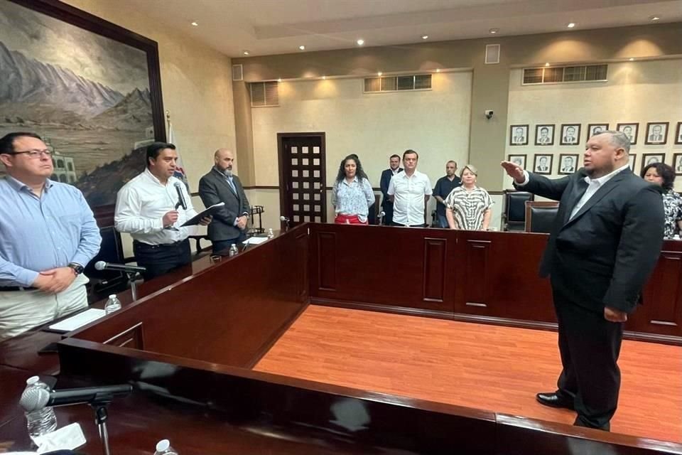 Abiel Alejandro Nañez Badillo tomó protesta ayer en el Cabildo de Santa Catarina como décimo regidor.