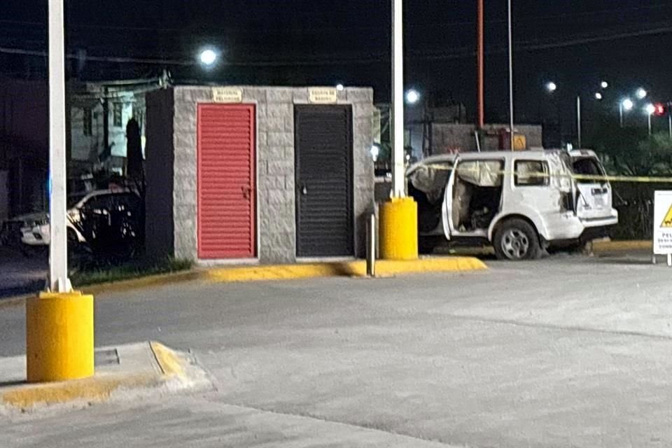 La camioneta Honda Pilot fue abandonada por los agresores tras estrellarla en un muro afuera de una tienda de conveniencia.