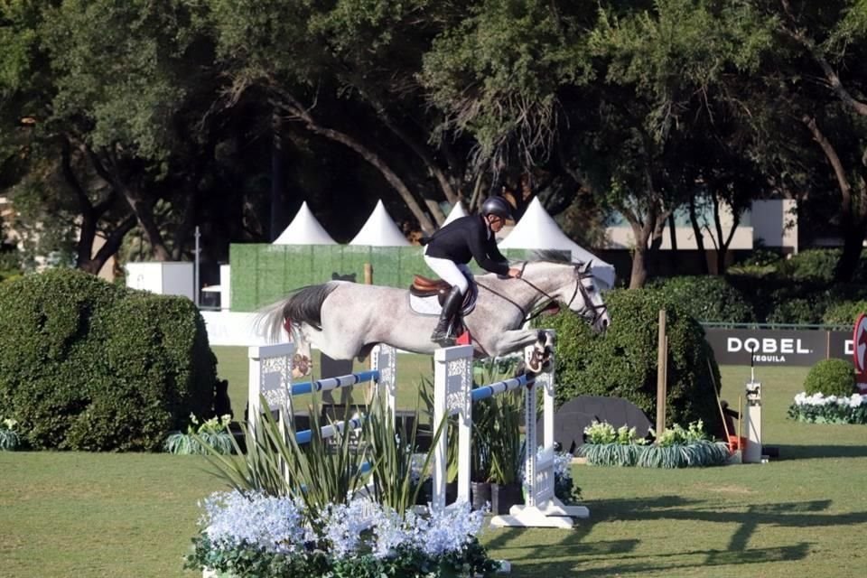 Federico Fernández, montando a Romeo