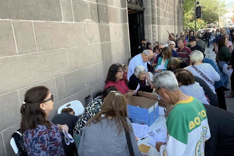 Colocaron una mesa afuera de una de las puertas traseras del Palacio de Gobierno, donde se organizaron para firmar un oficio.