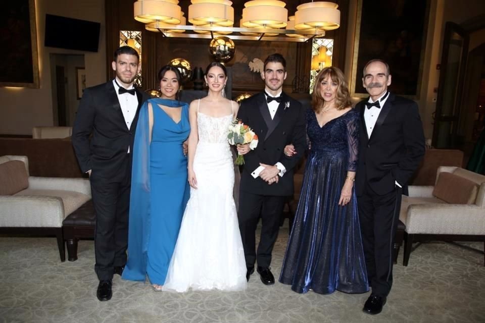 FAMILIA DEL NOVIO Alvaro Mathiew, Caro Ayala, Dania de la Fuente, Alan Mathiew, Graciela García de Mathiew y Alvaro Mathiew Quirós