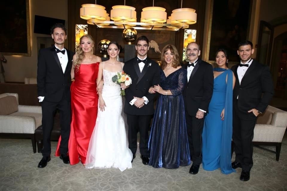 FAMILIARES DE LOS NOVIOS Jorge Gael de la Fuente, Alma de la Fuente, Dania de la Fuente, Alan Mathiew, Graciela García de Mathiew, Alvaro Mathiew Quirós, Caro Ayala y Alvaro Mathiew