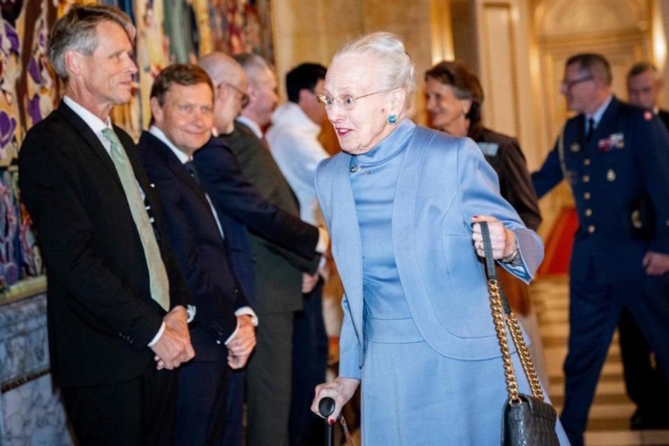 Margarita lució un elegante blazer de seda azul y un vestido a juego, llevando consigo un bastón.