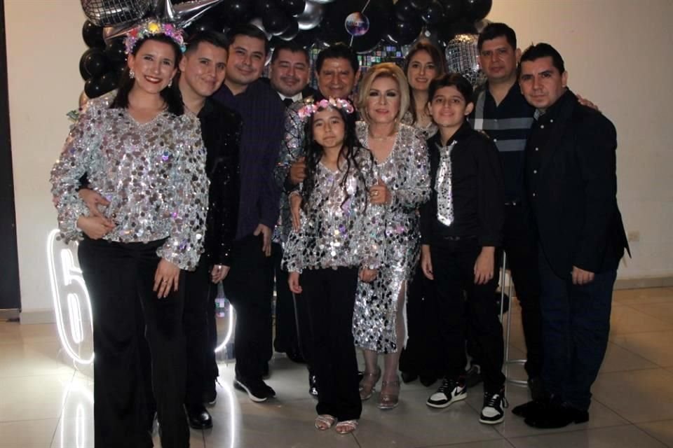 El festejado estuvo acompañado por toda su familia.