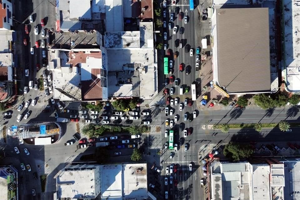 Las vialidades estuvieron colapsadas en el Centro.