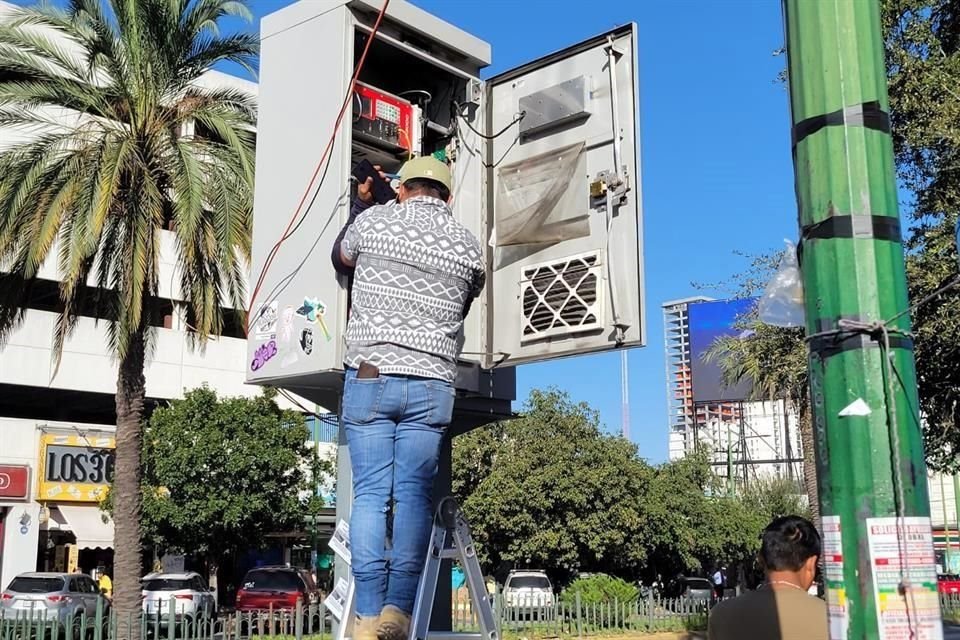 Personal de la empresa Semex llegó a inspeccionar los semáforos.