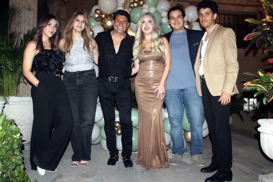 Montserrat Cruz,  Camila Cruz, Óscar Nelson Cruz, Rosario Ayala de Cruz, Óscar y Alejandro Cruz