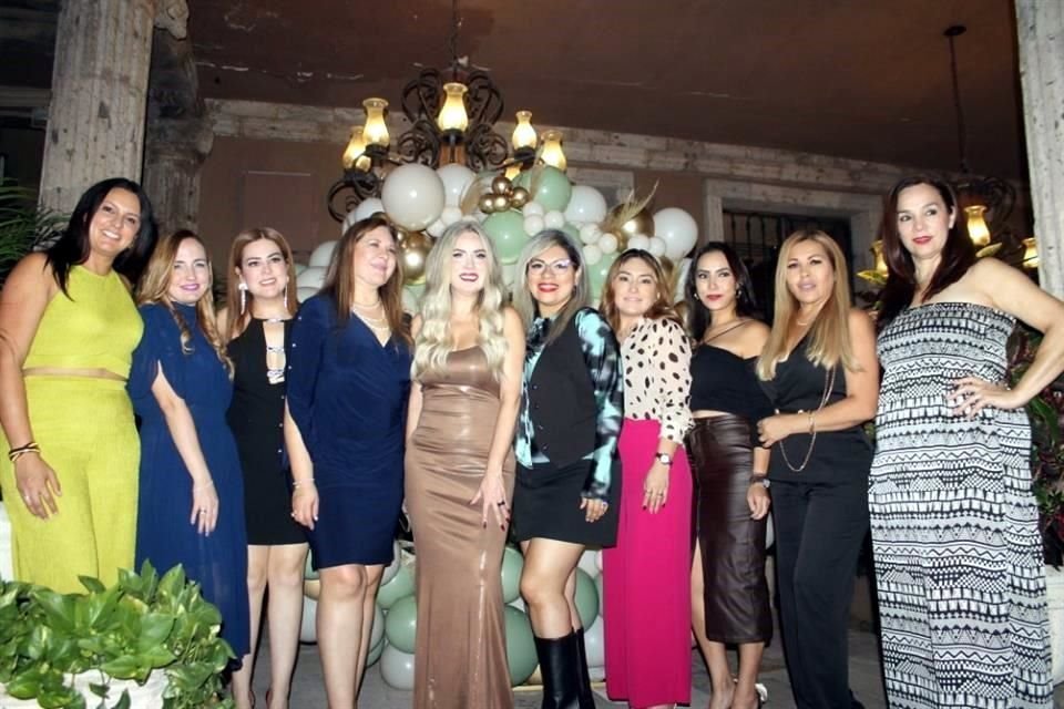 Rosario Ayala con sus amigas