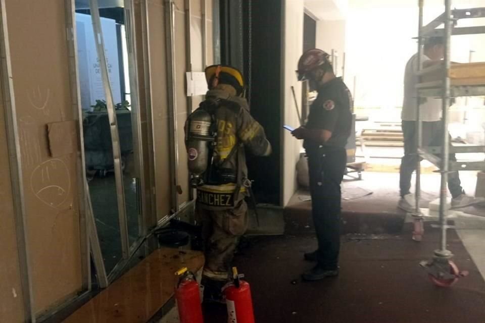 A pesar de que el primer piso de la plaza se llenó de humo, algunos clientes mencionaron que en ningún momento se activó alguna alarma de emergencia.