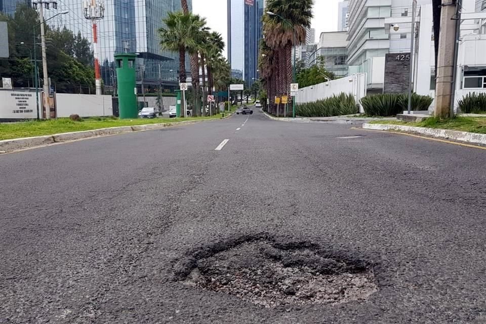 Algunas avenidas en la zona llegan a registrar hasta 11 baches, de acuerdo con el registro vecinal del mes de octubre.