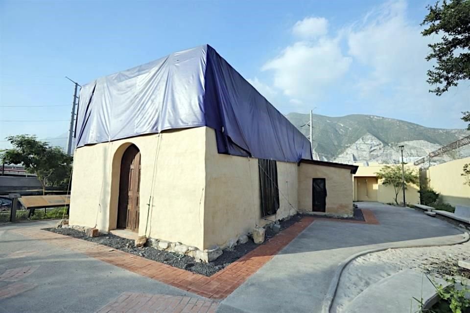 El techo de la Capilla de Mónica Rodríguez está cubierto con una lona con barrotes al centro.