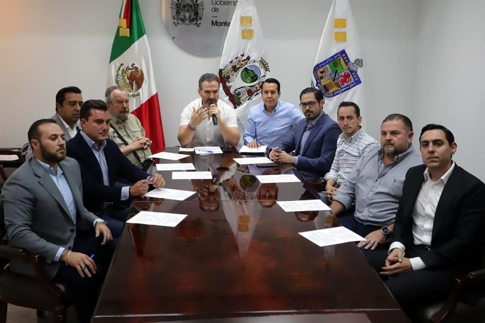 Los munícipes agrupados en la Asociación de Alcaldes de Nuevo León, que preside el priista regio Adrián de la Garza, emitan un posicionamiento en conjunto por la caída de los recursos.