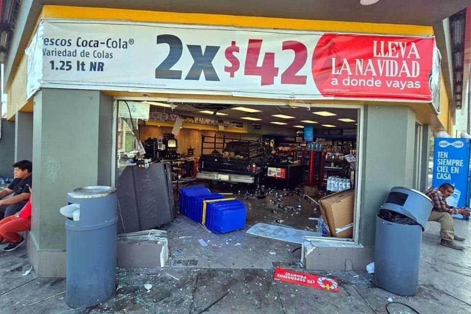 El accidente se reportó a las 10:30 horas en el Oxxo ubicado en el cruce de las calles Zaragoza y Culebra, en el casco de Santa Catarina.