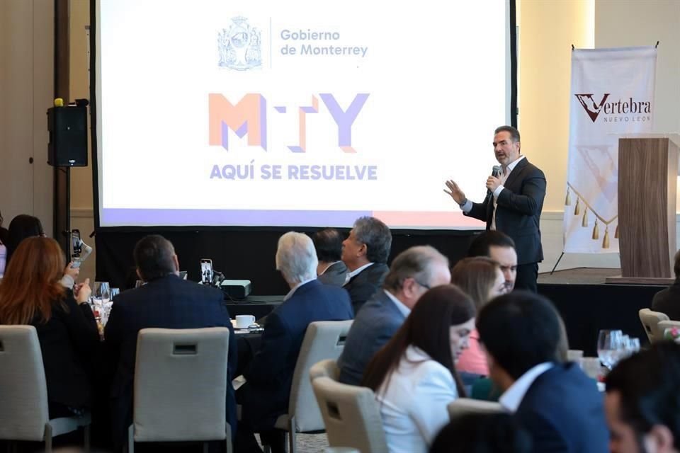 Adrián de la Garza acudió como conferencista a un evento de Vertebra.