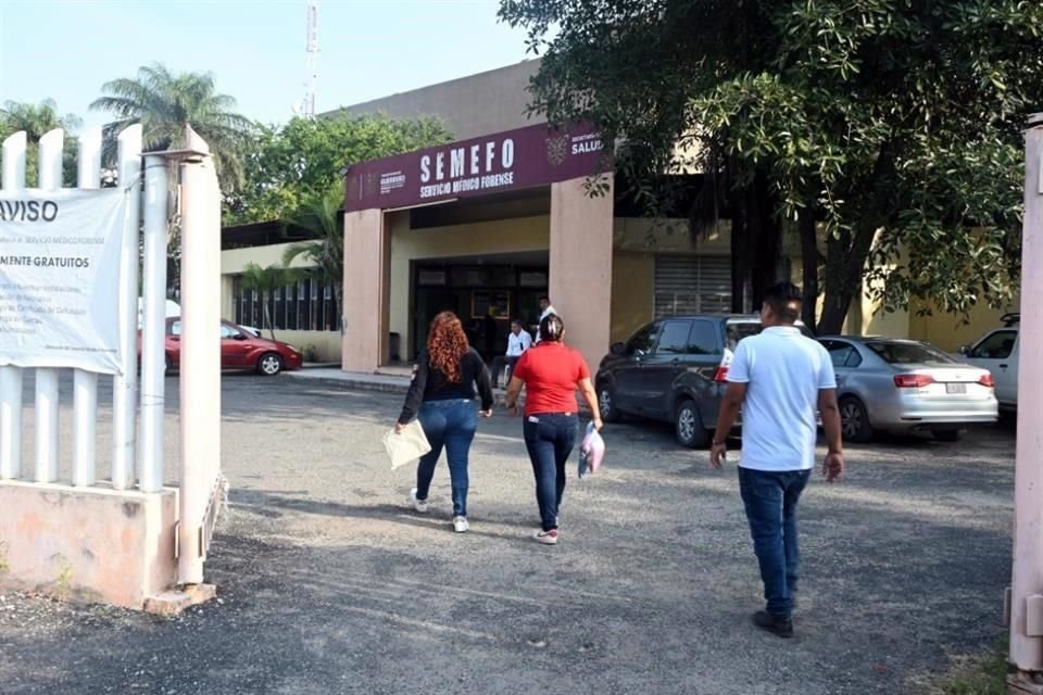 Habitantes de Chautipan acudieron a las instalaciones del Servicio Médico Forense en Chilpancingo para reconocer a sus familiares. 