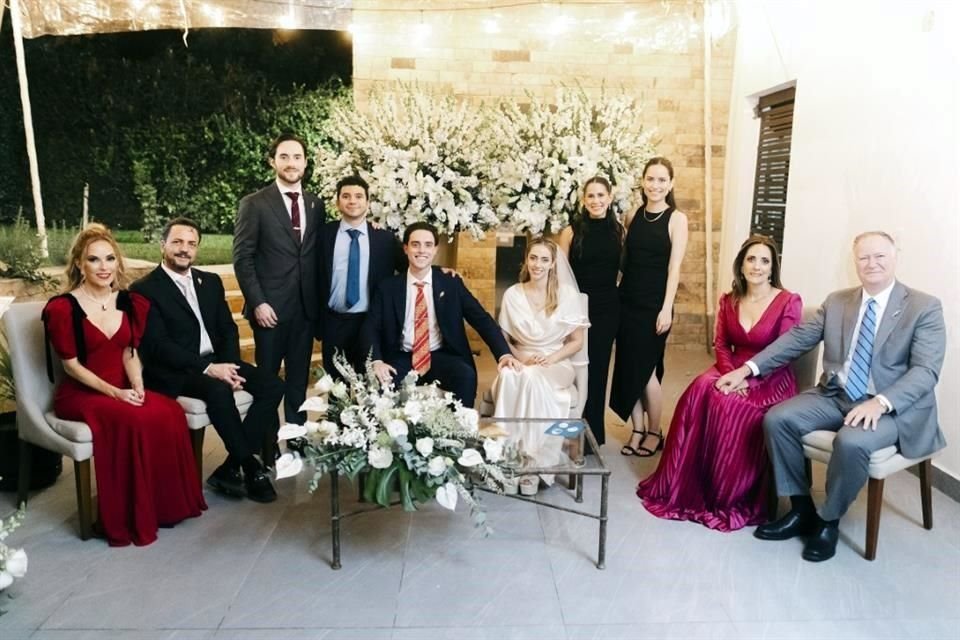 Anabella De Hoyos, Enrique Ruiz Cortázar, Santiago Ruiz De Hoyos, Julio Hinojosa, los novios, Daniela Romero, Balbina Saldaña, Brenda Salinas de Fernández y Claudio Fernández Lavín