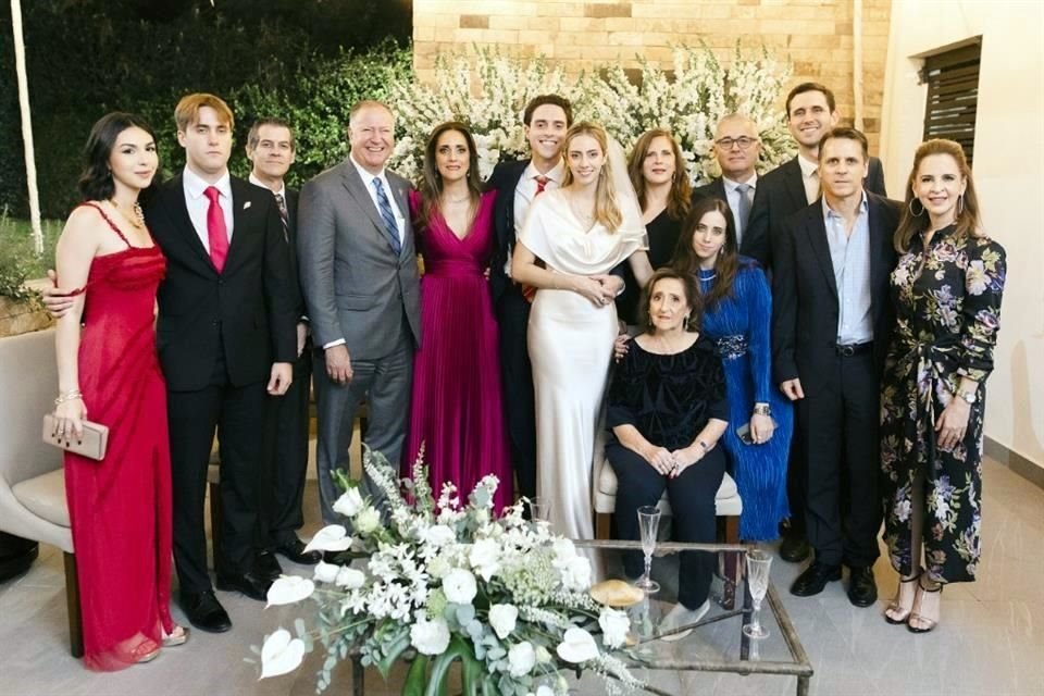 La pareja con un grupo de familiares y seres queridos.