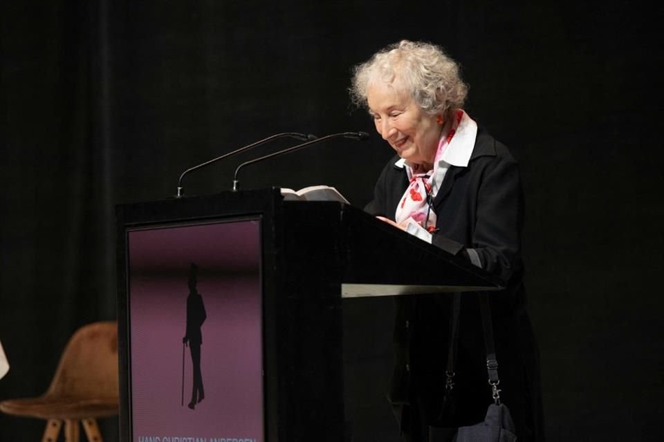 La escritora Margaret Atwood durante un discurso en Dinamarca el 27 de octubre del 2024.