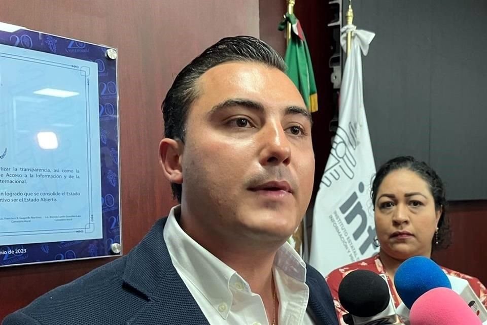 El Alcalde Manuel Guerra pide a comerciantes denunciar con pruebas al director de Comercio de García ante acusaciones de 'moches'.