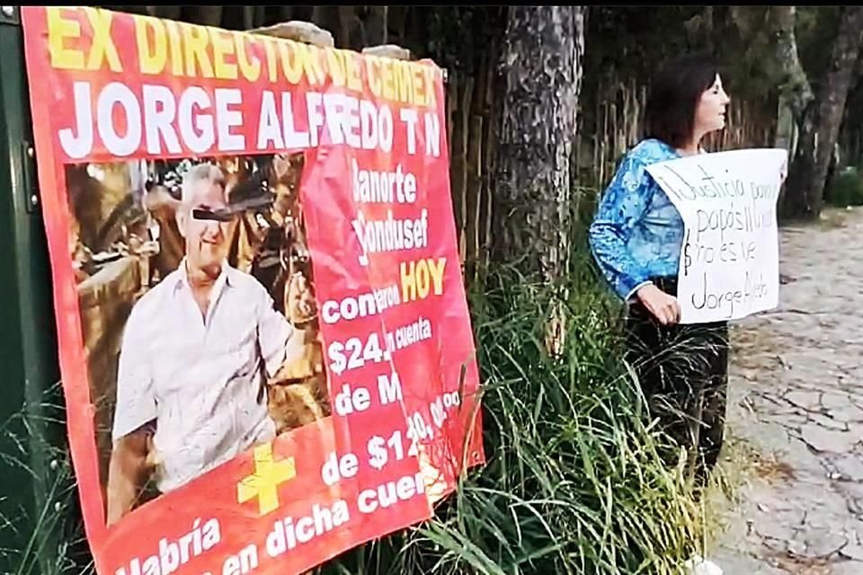 Adriana Treviño se coloca todos los lunes un par de horas en la Colonia San Agustín Campestre donde en una manta señala que su hermano extrajo todos los fondos de la cuenta bancaria de su madre.