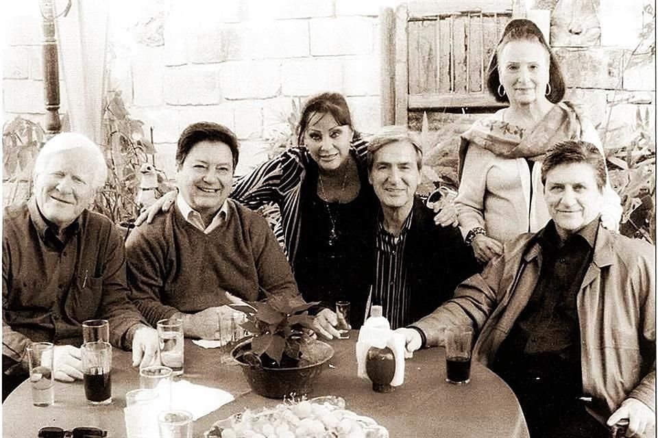 CON SUS HERMANOS. Mágala, Yolanda, Alfonso, Eduardo y Fernando García Alanís