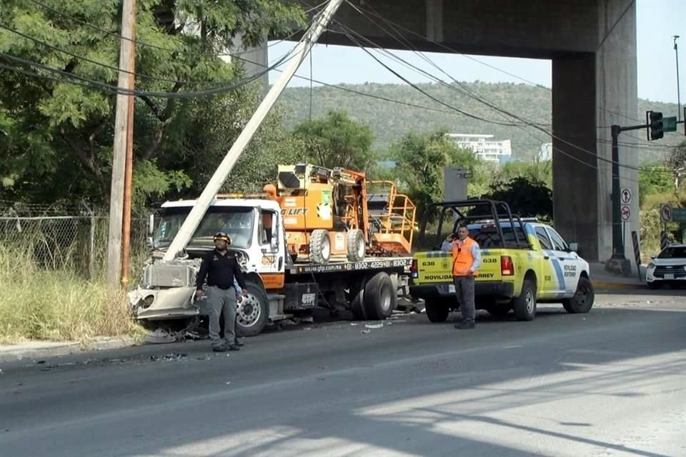 El choque múltiple fue reportado a cuerpos de auxilio y autoridades viales a las 12:30 horas.